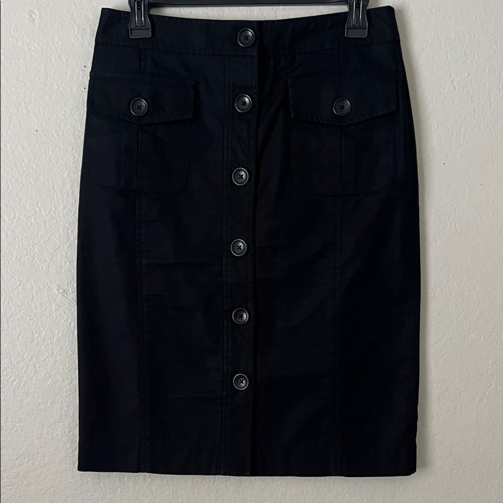 Like New! Banana Republic Stretch Black Button-Front Skirt in Size 2